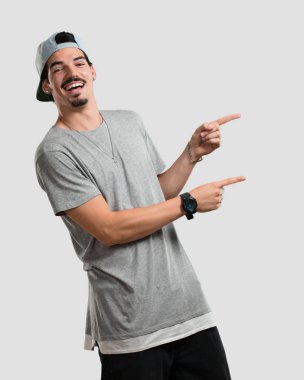 Sürpriz bir şey, doğal ve rahat sunan gülümseyen tarafına işaret eden genç rapçi adam