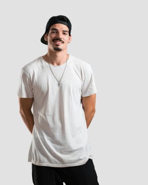 Genç rapçi adam neşeli ve kocaman bir gülümseme, kendine güvenen, dostu ile ve samimi, ifade pozitifliği ve başarı