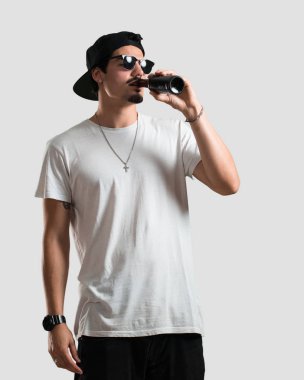 Bir şişe bira, tutan genç rapçi adam mutlu ve eğlenceli, iş, bir futbol izlemek için hazır yoğun bir günün ardından iyi geldi televizyonda maç