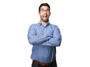 Beyaz arka plan üzerinde izole kollarını geçerken şaşırmış genç adam