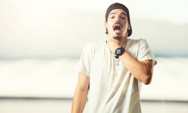 Boğulmuş ve endişeli genç rapçi adam, endişeli duygu basınç, acı kavramı