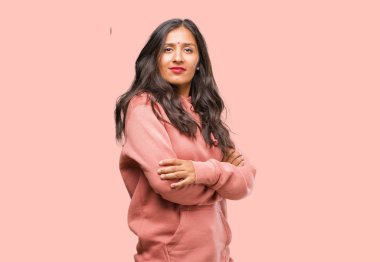 Fitness Genç Hintli kadın geçiş kollar, gülümseyen portresi 