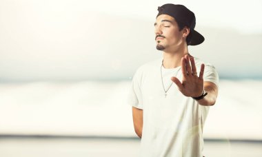 Önde, el koyarak genç rapçi birinin ciddi ve kararlı, dur jest, geri çevirir kavramı