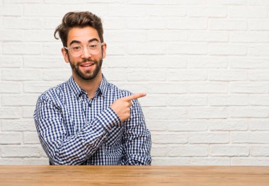 Beyaz delikanlı tarafına işaret otururken, gülümseyen bir şey, doğal ve rahat sunan şaşırttı