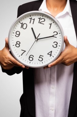büyük bir saat tutan latin iş kadın