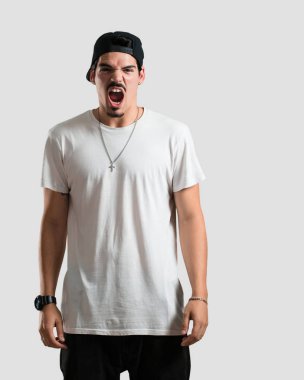 Öfkeli, negatif ve çılgın çığlık genç rapçi adam çok kızgın ve üzgün, çok gergin,