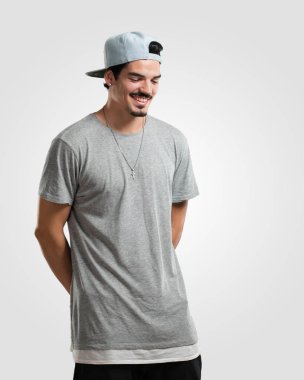 Rahat ve neşeli, gülen ve having fun, Genç rapçi adam kendinden emin ve başarılı hisseder