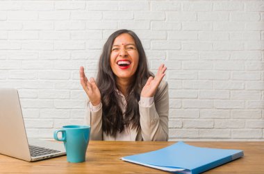 Gülen ve having fun ofisinde genç Hintli kadın