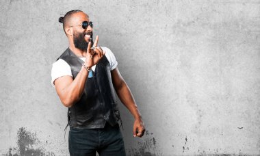 gri arka plan üzerinde siyah deliye