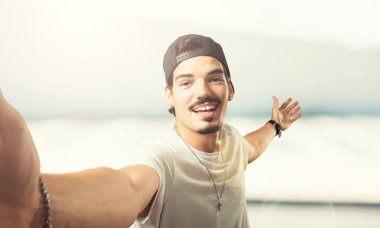 Genç rapçi adam gülümseyen ve mutlu, heyecanlı kamera tutarak bir selfie alarak onun tatil veya önemli bir olay, neşeli ifade