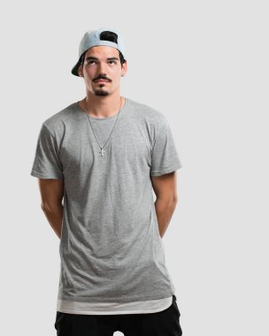 Ararken, bir şey eğlenceli düşünme ve bir fikir, hayal gücü, mutlu ve heyecanlı kavramı olan genç rapçi adam