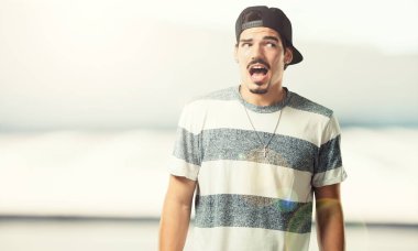 Genç rapçi adam çok korkmuş ve korkuyor, bir şey, acı çığlıkları ve açık göz, çaresizlere delilik kavramını