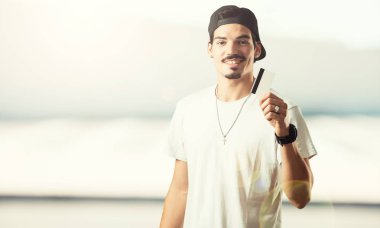 Genç rapçi neşeli adam ve gülümseyen, yeni banka kartı tutan çok heyecanlı alışverişe gitmek için hazır