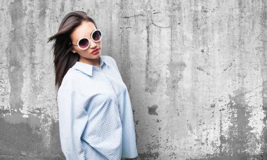 Asyalı kadın gri arka plan üzerinde poz