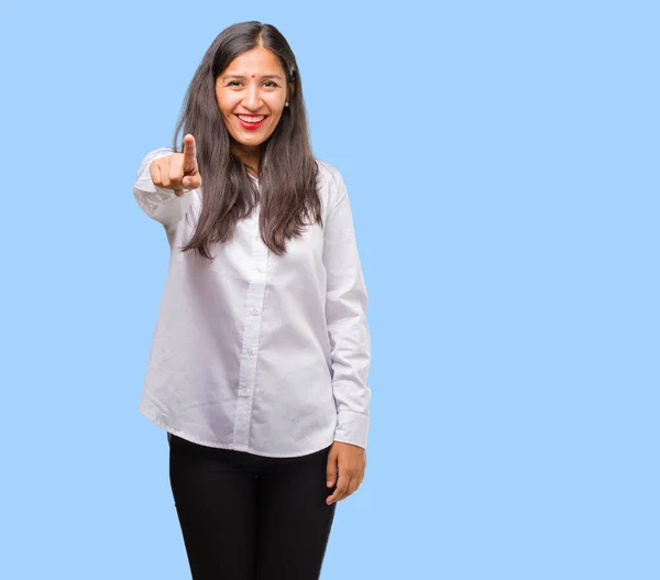 笑顔で正面を指している若いインド人の女性の肖像画 — ストック写真