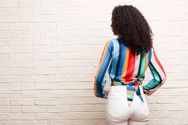 Ung Svart Kvinna Färgglad Skjorta Visar Tillbaka Poserar Och Väntar — Stockfoto