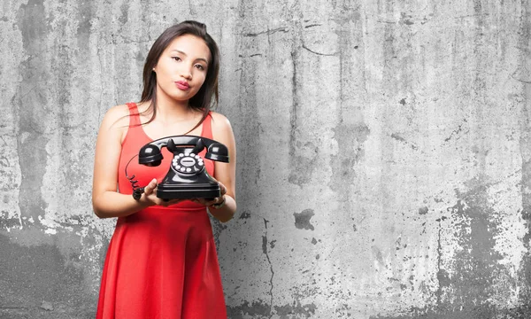 Азиатка Красном Платье Держит Телефон Сером Фоне Гранжа — стоковое фото
