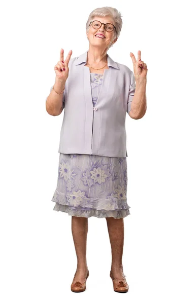 Full Body Senior Mujer Divertida Feliz Positiva Natural Hace Gesto — Foto de Stock