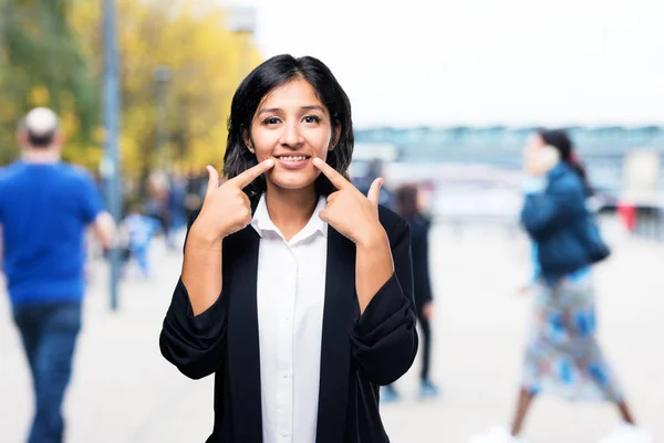 Mujer Negocios Latina Señalando Boca — Foto de Stock