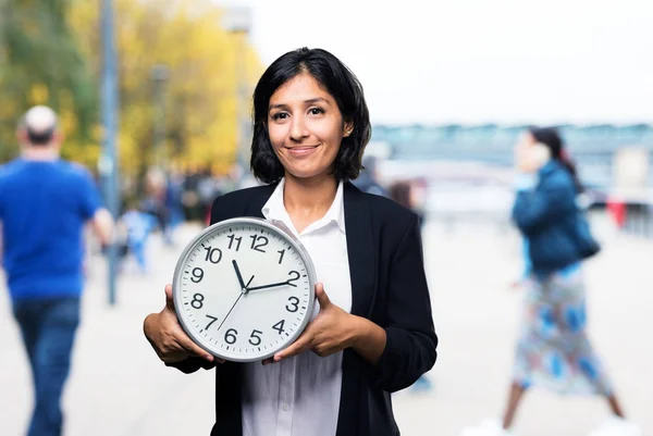 Latin Business Kvinna Håller Stor Klocka — Stockfoto