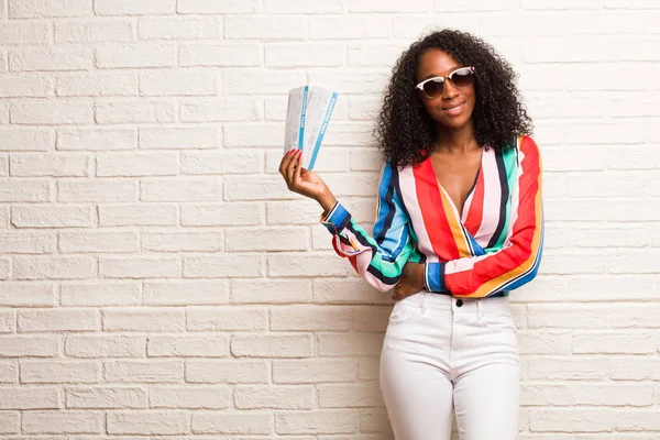 Jovem Negra Com Passagens Aéreas Cruzando Braços Sorrindo Feliz Contra — Fotografia de Stock