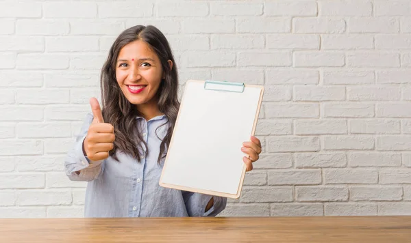 Ung Indisk Kvinna Glad Och Upphetsad Leende Och Höja Tummen — Stockfoto