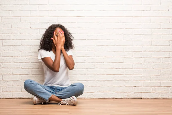 Mladá Černá Žena Sedí Dřevěné Podlaze Cítí Strach Krycí Tvář — Stock fotografie