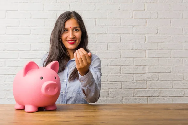 Mujer India Joven Invitando Venir Confiada Sonriente Haciendo Gesto Con —  Fotos de Stock