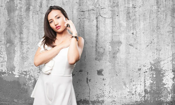 Beyaz Elbiseli Gri Grunge Arka Planı Poz Asyalı Kadın — Stok fotoğraf