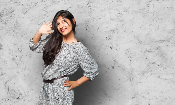 Mujer Latina Escuchando Sobre Fondo Gris — Foto de Stock