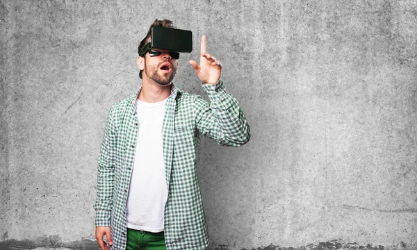 Joven Con Gafas Realidad Virtual Sobre Fondo Grunge —  Fotos de Stock
