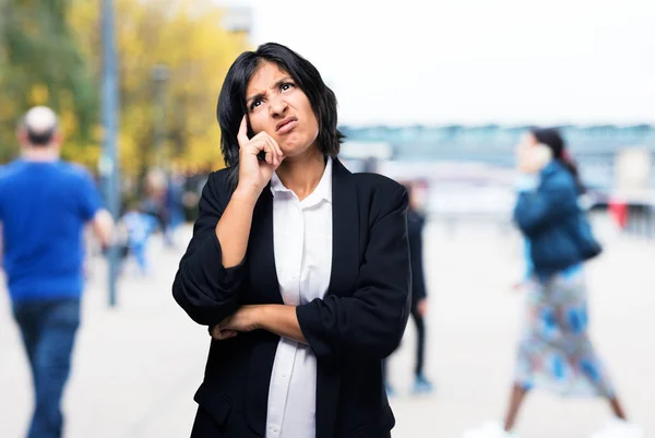 Mujer Negocios Latina Pensando — Foto de Stock