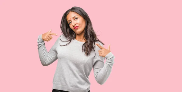 Retrato Una Joven India Señalando Con Los Dedos Ejemplo Seguir — Foto de Stock