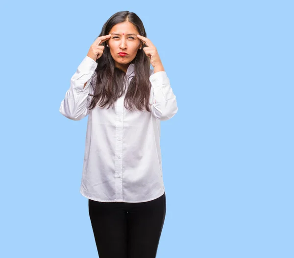 Retrato Una Joven India Haciendo Gesto Concentración —  Fotos de Stock