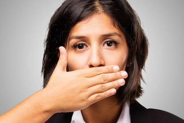 Łacińskiej Biznes Kobieta Obejmujące Jej Usta — Zdjęcie stockowe
