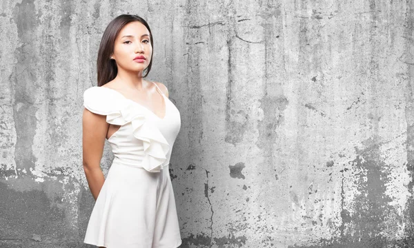 Mujer Asiática Vestido Blanco Posando Sobre Gris Grunge Fondo — Foto de Stock