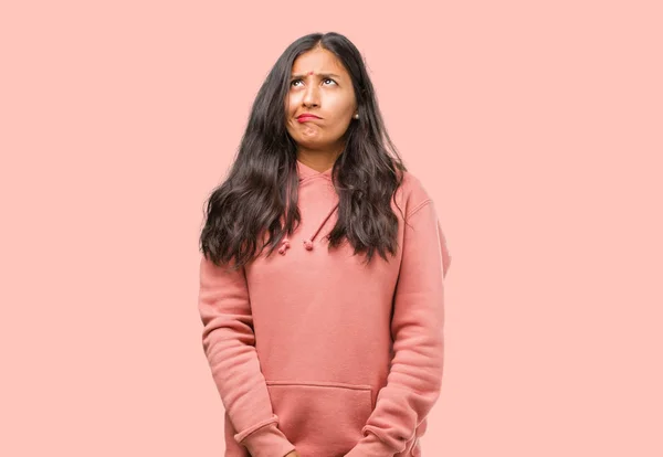 Porträt Einer Jungen Indianerin Die Zweifelt Und Verwirrt Ist — Stockfoto