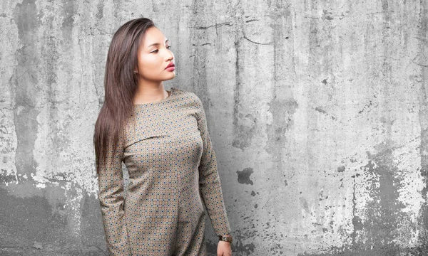 Aziatische Vrouw Poseren Grijs Grunge Achtergrond — Stockfoto