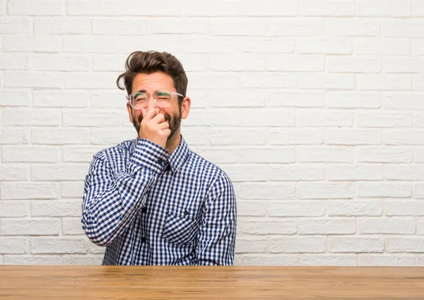 Kaukasische Jongeman Lachen Plezier — Stockfoto