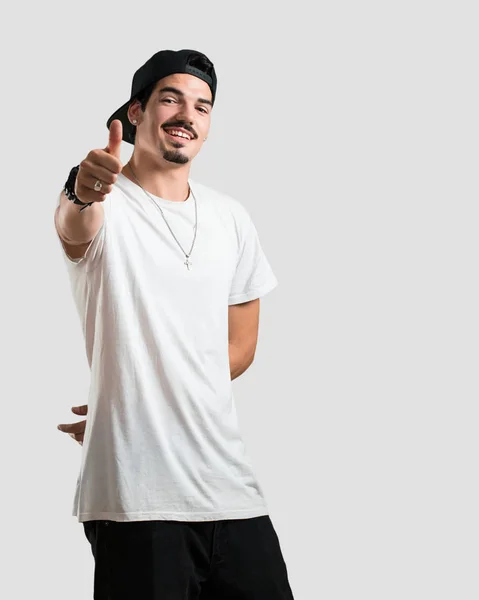 Jovem Rapper Homem Alegre Animado Sorrindo Levantando Polegar Conceito Sucesso — Fotografia de Stock