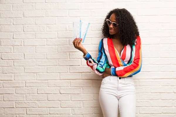 Jovem Negra Com Passagens Aéreas Cruzando Braços Sorrindo Feliz Contra — Fotografia de Stock