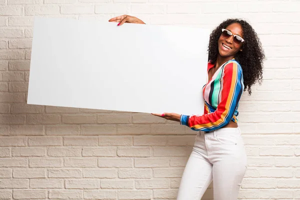 Junge Schwarze Frau Hält Weißes Banner Wie Ein Produkt Gegen — Stockfoto