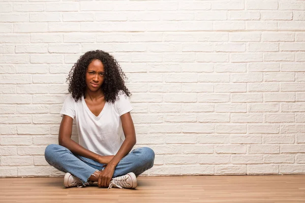 Νεαρή Μαύρη Γυναίκα Που Κάθεται Ένα Ξύλινο Πάτωμα Αμφιβολία Και — Φωτογραφία Αρχείου