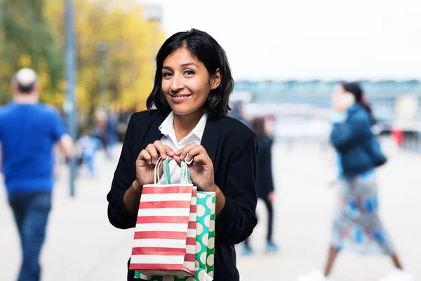 Wanita Bisnis Latin Memegang Tas Belanja — Stok Foto