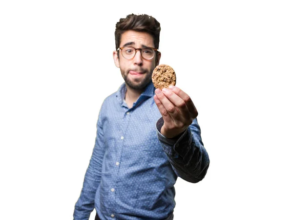 Mladý Muž Který Držel Cookie Izolovaných Bílém Pozadí — Stock fotografie