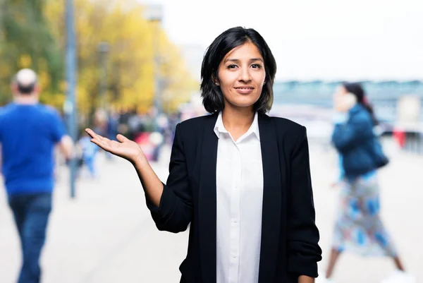 Donna Affari Latina Con Qualcosa Mano — Foto Stock