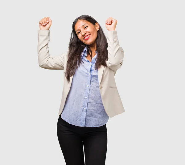 Jonge Indiase Zakenvrouw Dansen Plezier — Stockfoto