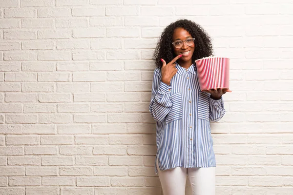 Mladá Černá Žena Popcorn Kbelík Úsměvem Polohovací Ústa Koncepce Dokonalé — Stock fotografie