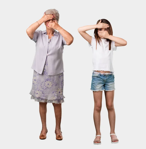 Full Body Elderly Lady Her Granddaughter Looking Gap Hiding Squinting — Stock Photo, Image