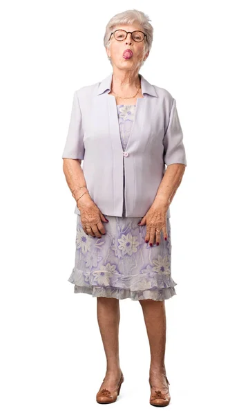 Полное Тело Пожилой Женщины Выражает Уверенность Эмоции Весело Дружелюбно Показывая — стоковое фото